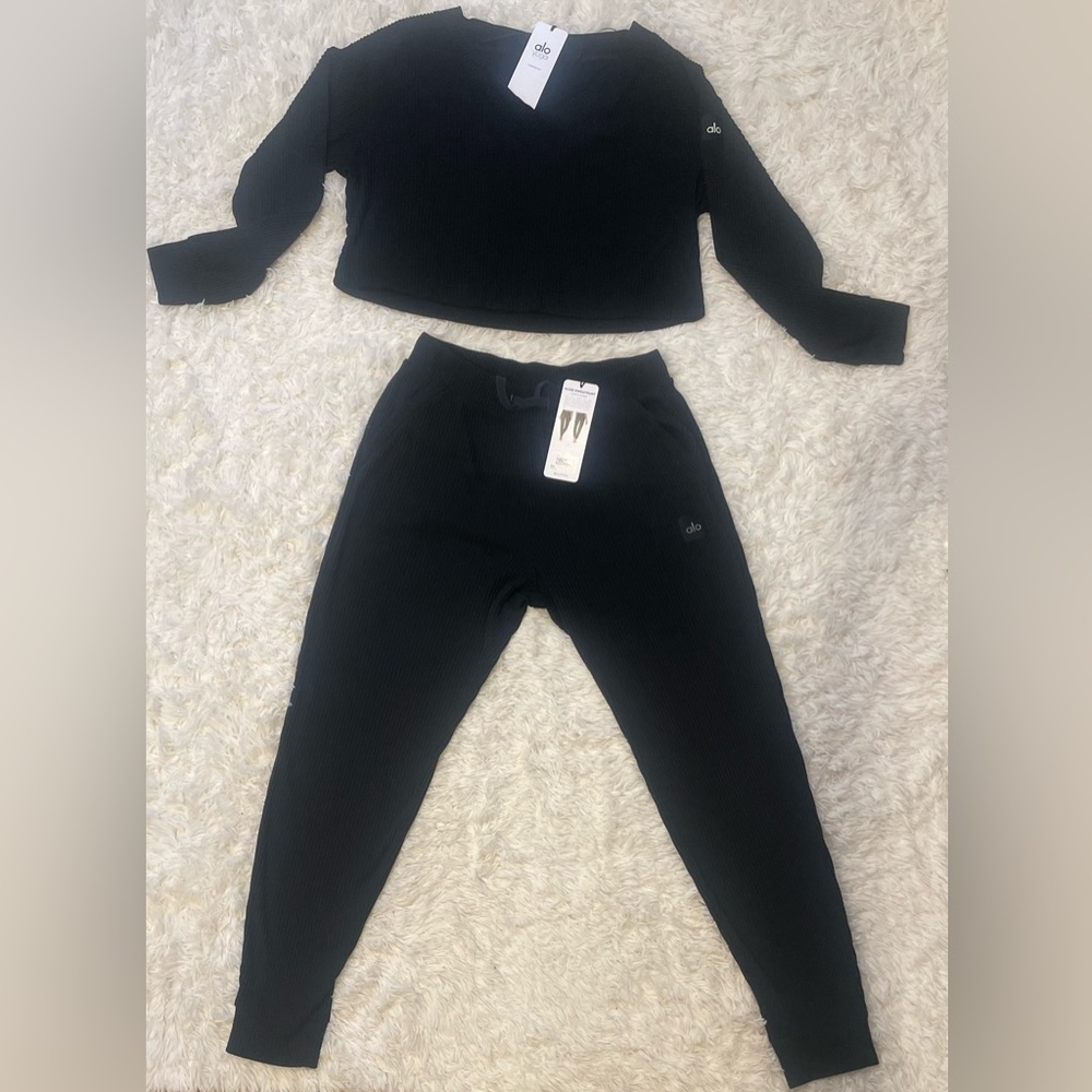 Alo yoga | 2 Piece | Muse | V-Neck Crop & Sweatpants SET | Black | Large